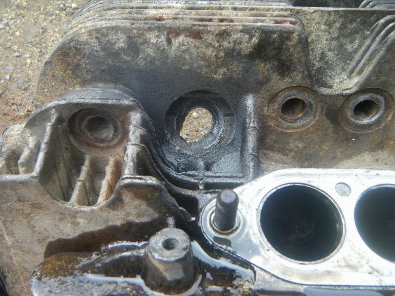 CT Cyl Head Burnt Plug Hole 01.jpg