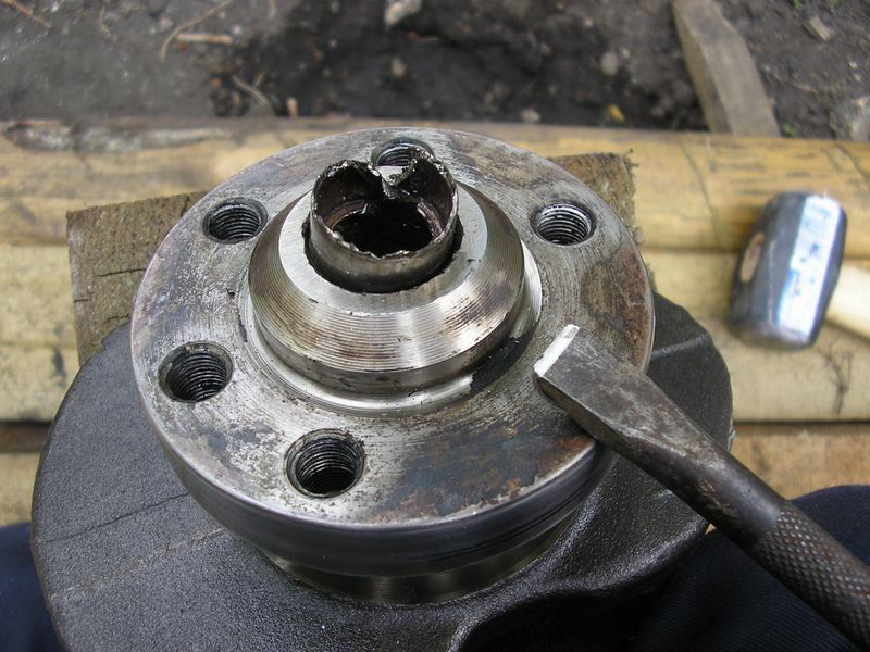 Diesel Crankshaft spigbrg removing 01.jpg