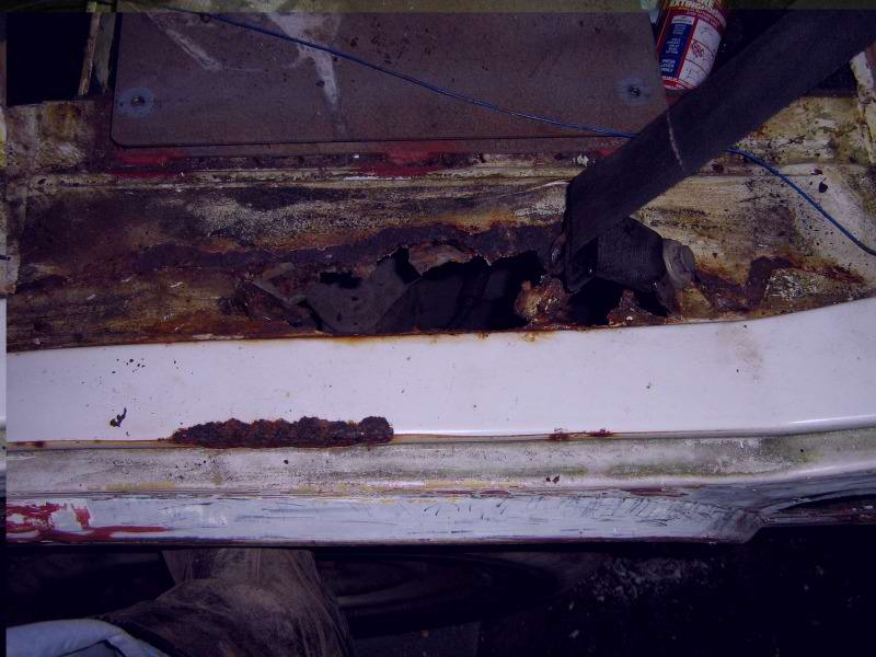 Front seat side belt anchor rust 00.jpg